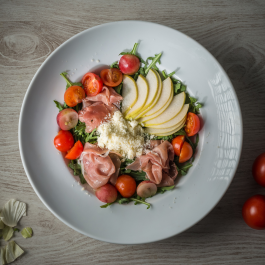 Saláta prosciutto sonkával, gorgonzola, körte, koktélparadicsom és szőlőszemek